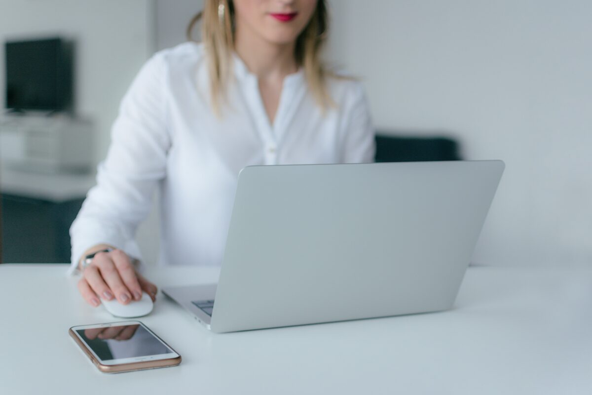 Image illustrant une femme sur son ordinateur pour gérer son bulletin de paie