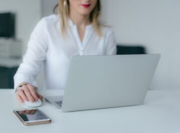 Image illustrant une femme sur son ordinateur pour gérer son bulletin de paie